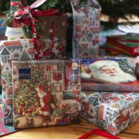 SANTA BRINGS GIFTS PAPER NAPKINS 33 X 33CM